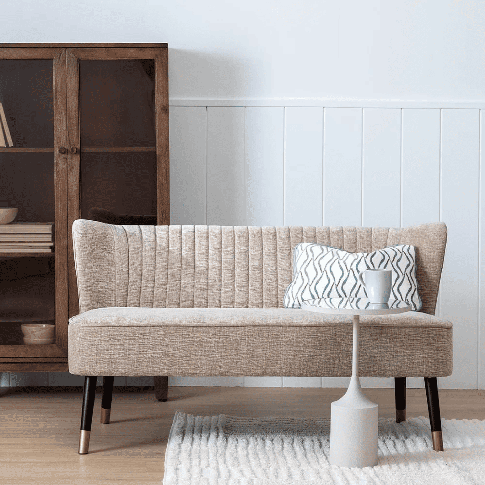 Sofa beige tejido madera